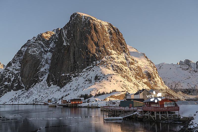 罗弗敦群岛冬季日出时的萨克里索伊村图片素材