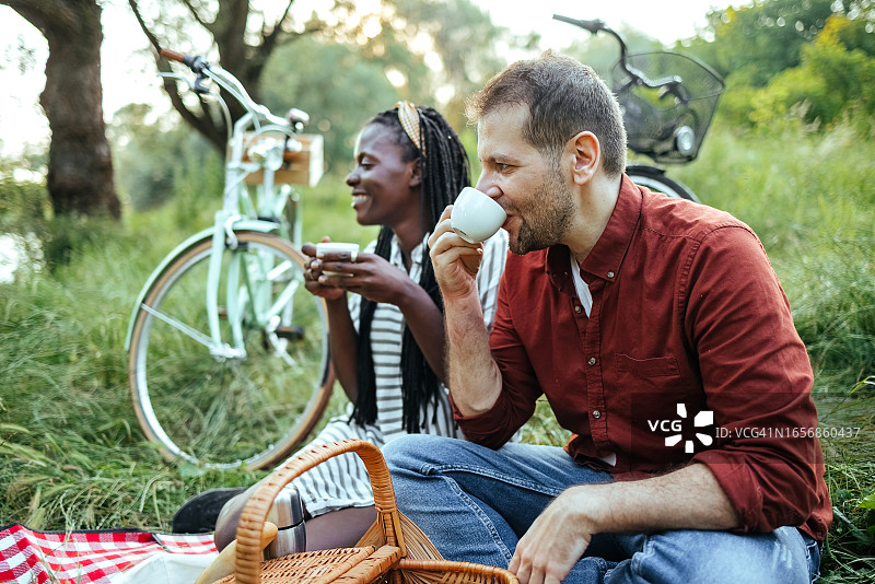 野餐时来杯咖啡图片素材