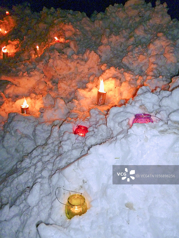 在夜晚燃烧的蜡烛，庆祝圣诞节和新年图片素材