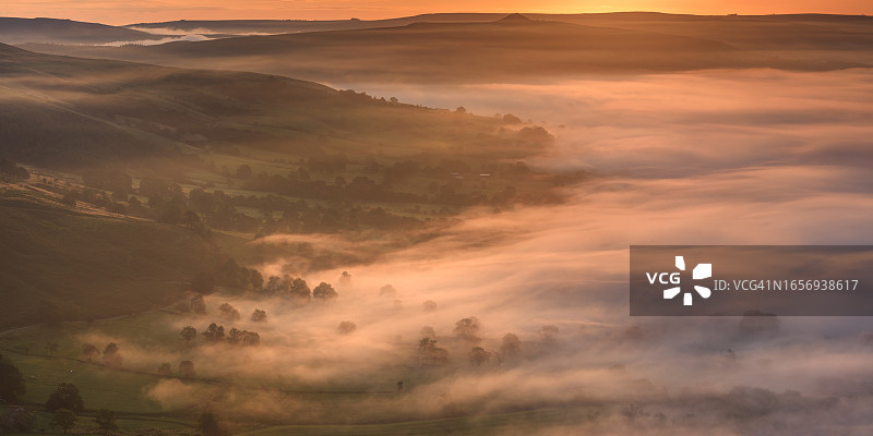 德比郡卡斯尔顿霍普谷的雾蒙蒙的日出，英国峰区图片素材