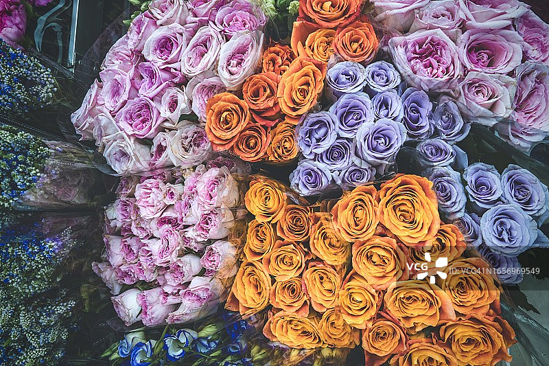 花卉市场上的玫瑰花束特写图片素材