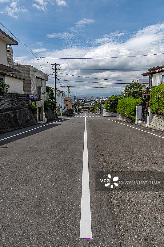 日本神奈川县住宅区的高架道路图片素材