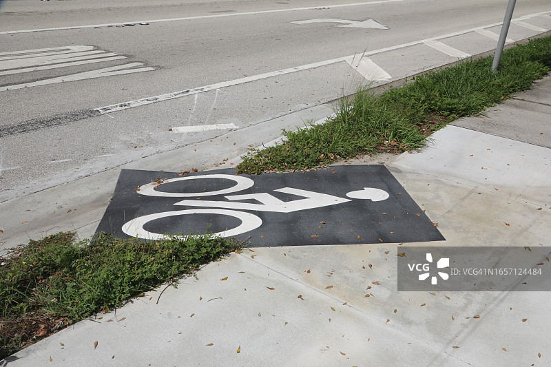 公共道路上绘制的自行车道和标志图片素材