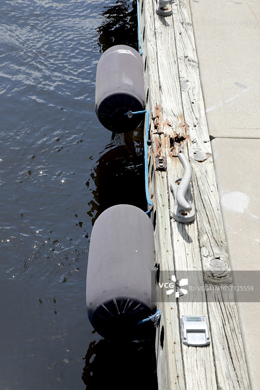 船坞缓冲垫，保护系泊船只图片素材