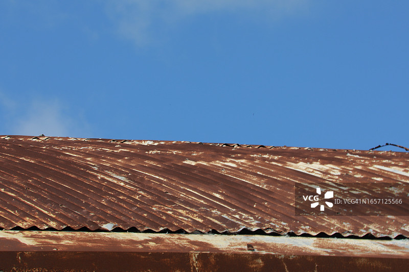 旧金属拱形屋顶上的锈迹钢材图片素材