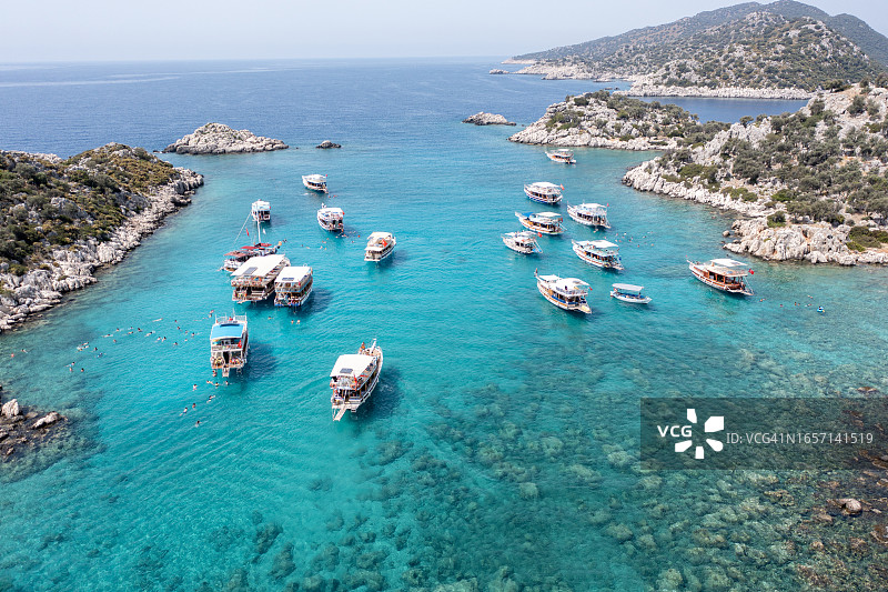 土耳其安塔利亚卡莱科伊和德姆雷海滩航拍：游艇之旅图片素材