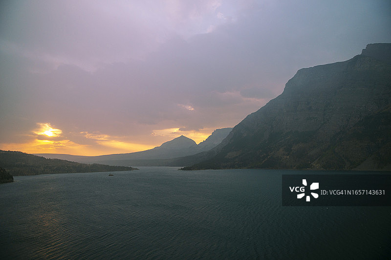 圣玛丽湖早晨的冰川国家公园图片素材