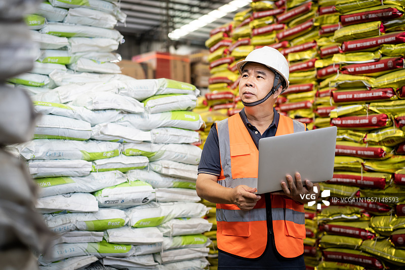 亚洲男性工人在仓库工作图片素材