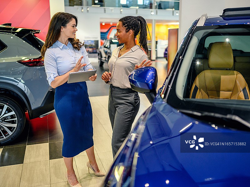 帮助女顾客选择新车的女商人图片素材
