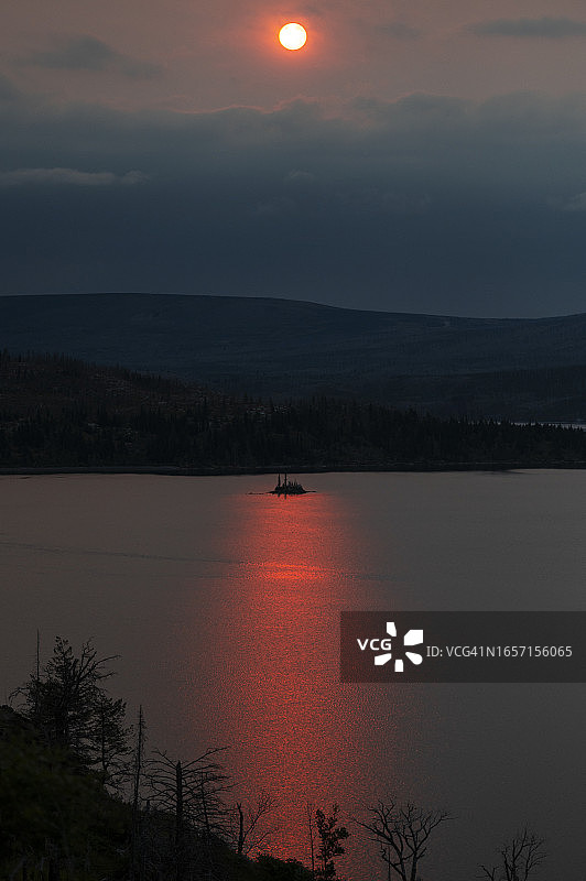 圣玛丽湖冰川国家公园上的红日图片素材