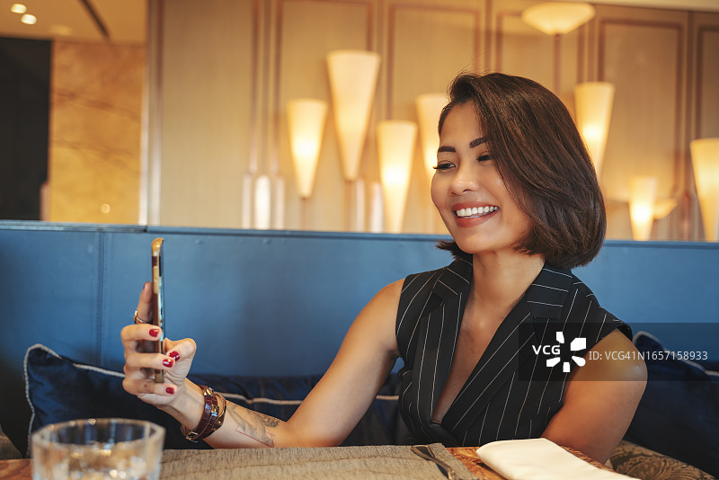 女商人进行视频通话图片素材