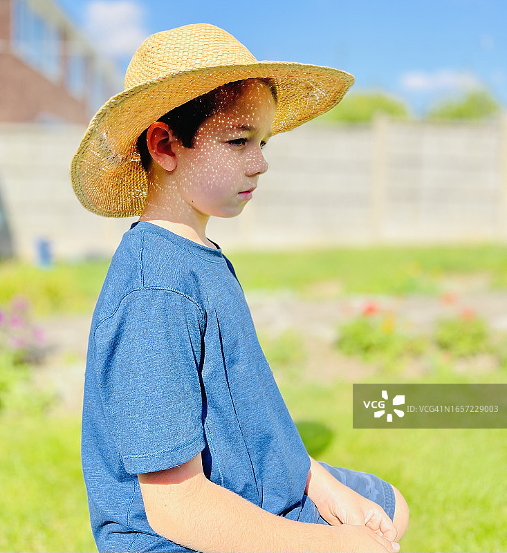 年轻男孩的侧视图图片素材