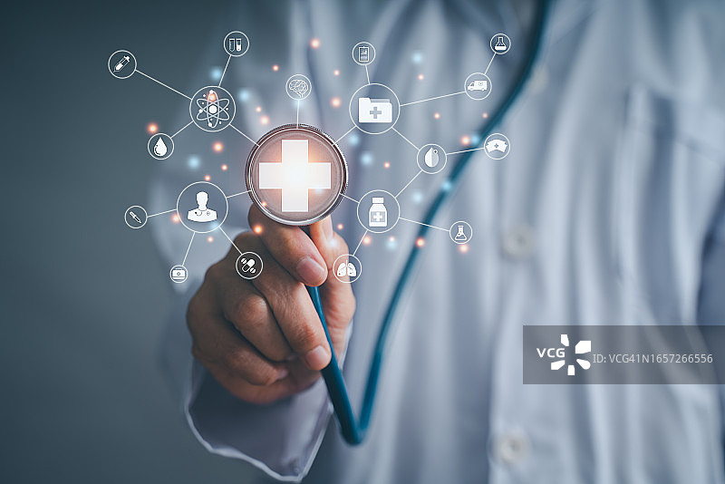 医生触摸医疗全球网络、电子病历计算、DNA、虚拟界面上的数字医疗和网络连接、医疗技术和创新概念图片素材