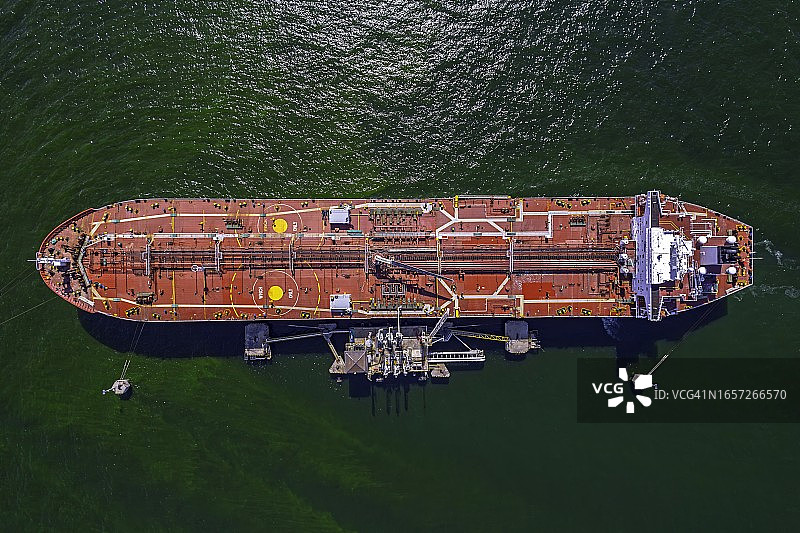 油轮从油库装载的航拍俯视图图片素材