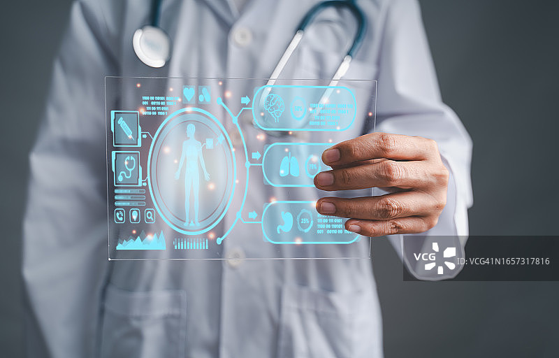 医生用平板电脑查阅电子病历，DNA数字医疗与网络连接全息虚拟屏幕界面，医疗技术与网络概念图片素材