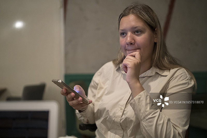 社交媒体：连接，女人在手机上打字进行沟通、应用和聊天图片素材