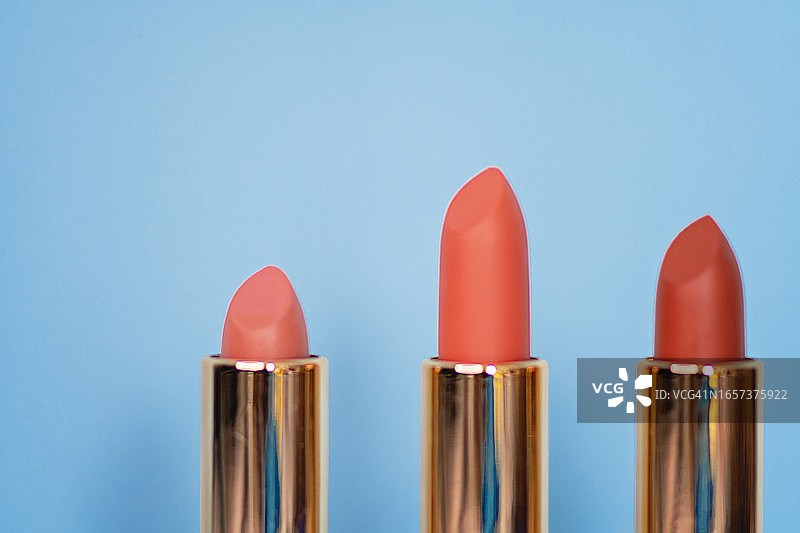 三种裸色口红特写，宁静的蓝色调，留白图片素材