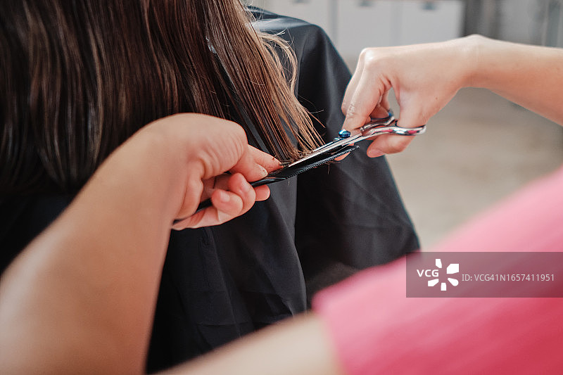 理发师给女孩理发图片素材