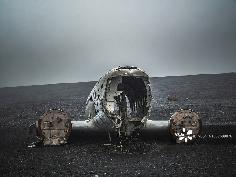 索尔黑马沙滩黑色沙滩上被遗弃的道格拉斯DC-3飞机残骸正面视角，维克镇，冰岛南部图片素材
