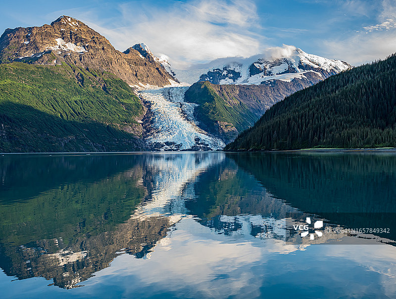 威廉王子湾学院峡湾的冰川瀑布，楚加奇国家森林图片素材