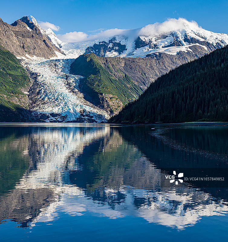 威廉王子湾学院峡湾的冰川瀑布，楚加奇国家森林图片素材
