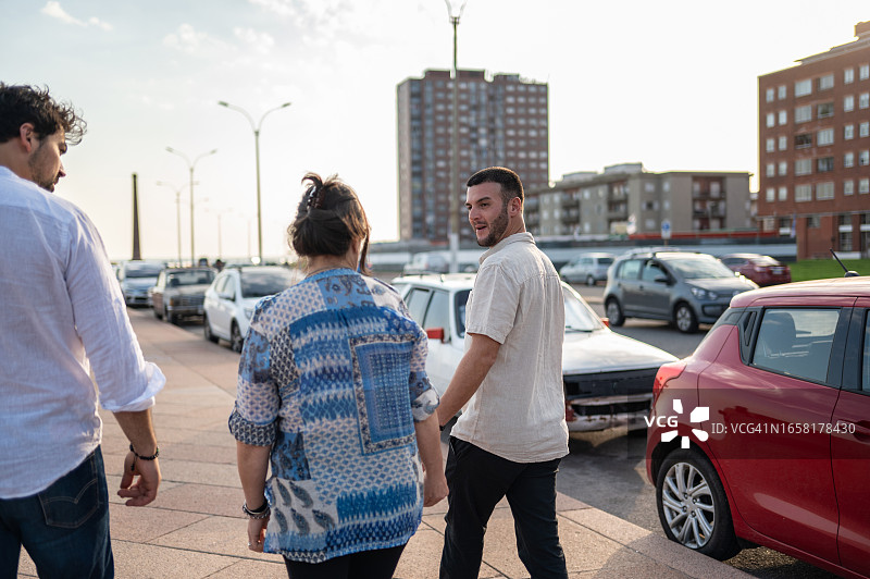 母亲和孩子们在户外散步图片素材