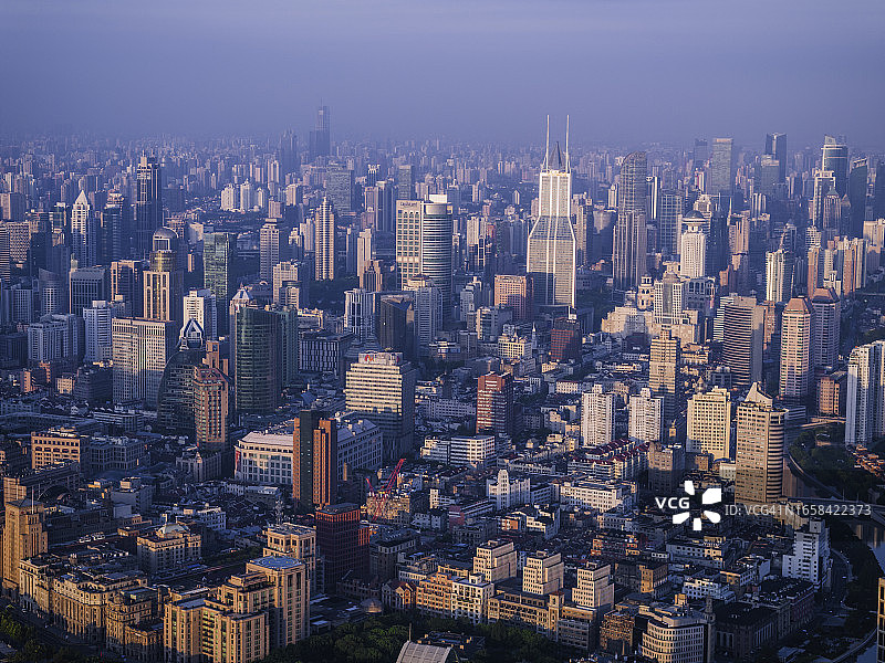 晨曦中的现代城市建筑图片素材