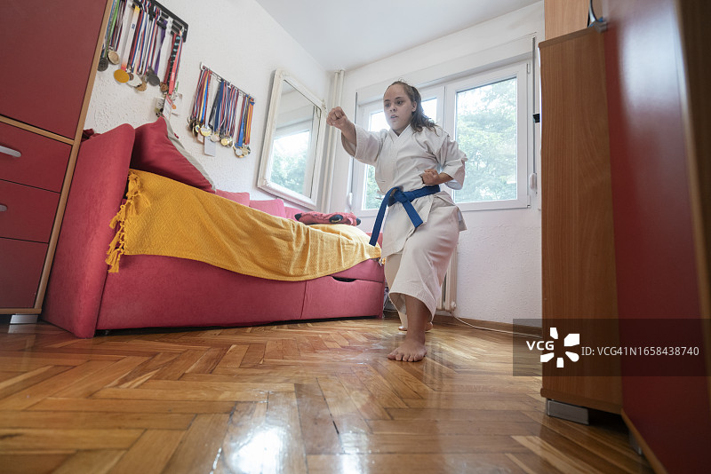 患有唐氏综合征的年轻女人练习空手道图片素材