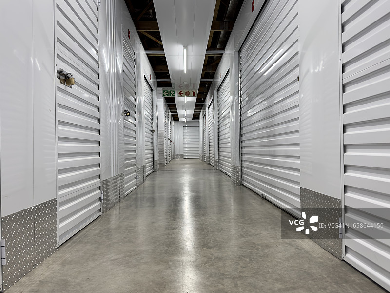 存储设施内的自助仓储单元图片素材