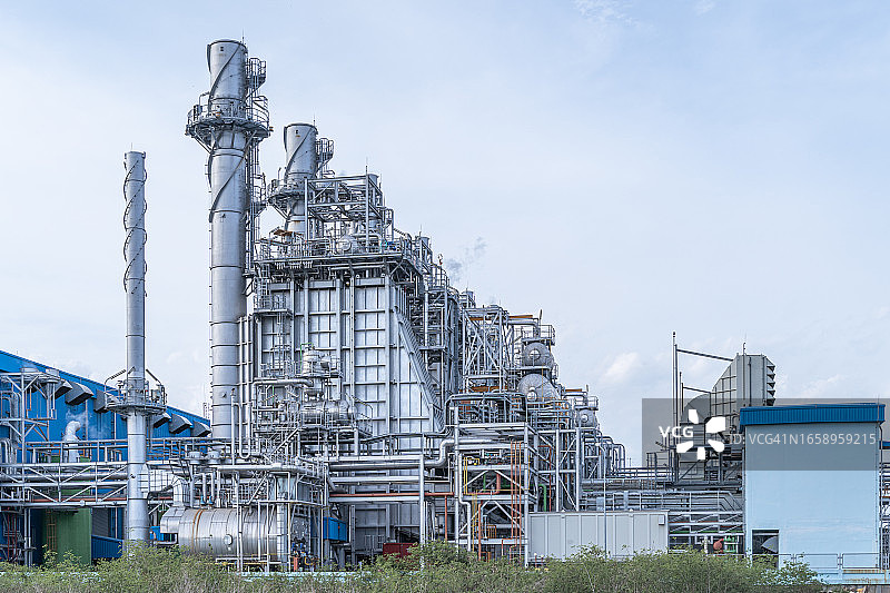 包含蒸汽轮机发电机和烟囱塔的发电厂和管道图片素材