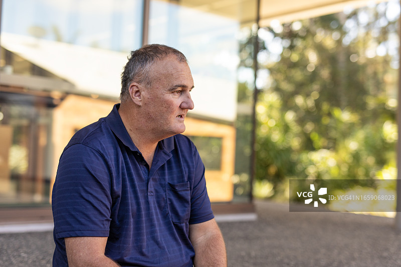 休闲商务男人户外肖像图片素材