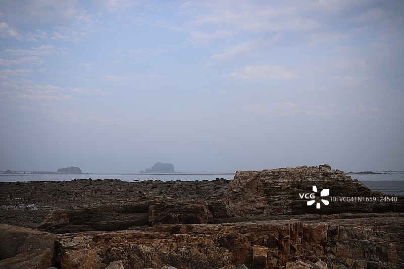 延坪岛海岸的岩石和岛屿图片素材