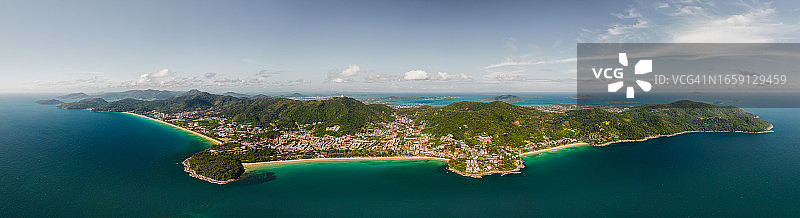 泰国普吉岛全岛航拍全景：山脉、城市、海滩与安达曼海图片素材