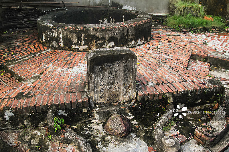 Duong Lam古村建于1933年的水井图片素材