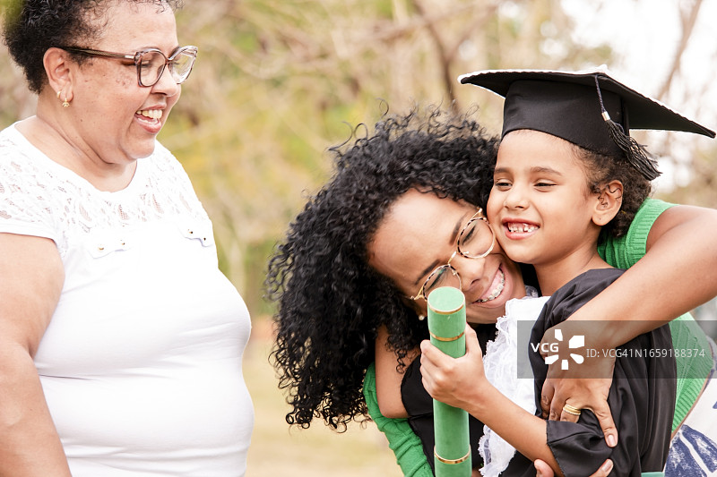 参加幼儿园毕业典礼的家庭图片素材