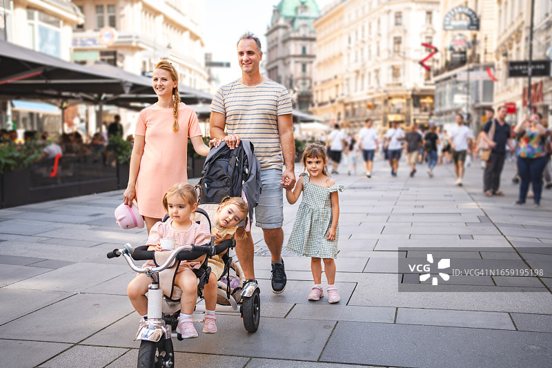 维也纳城市中快乐的一家和三个女儿图片素材