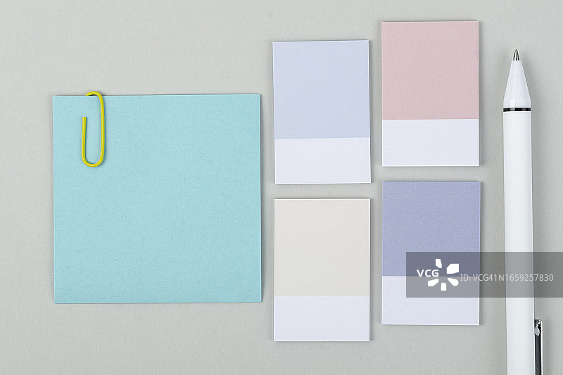 浅灰色背景与白色笔和空白便签图片素材