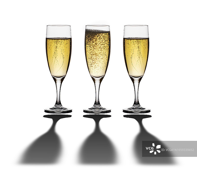 白色背景香槟酒杯中气泡的特写，带长长的阴影图片素材