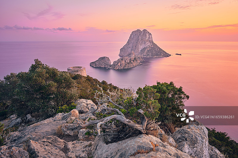 西班牙伊维萨岛：韦德拉岛、韦德拉内尔岛、萨维纳塔、岩石岛屿和地中海灌木丛图片素材