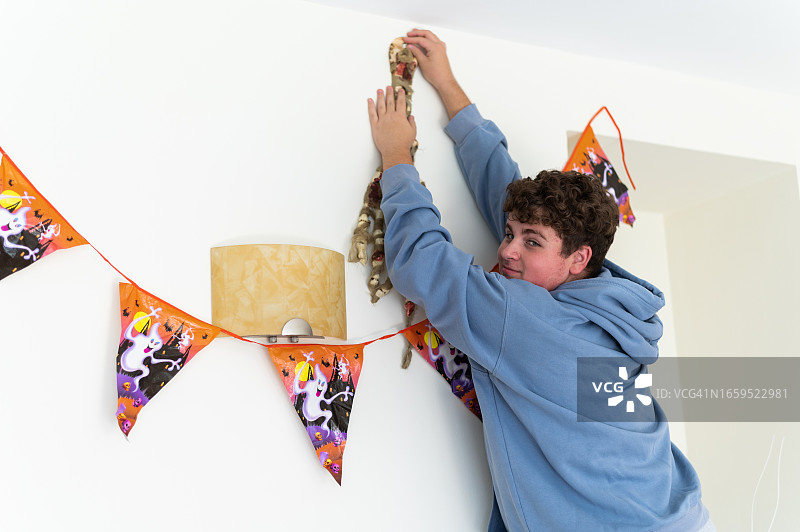 青少年装饰房屋庆祝万圣节图片素材