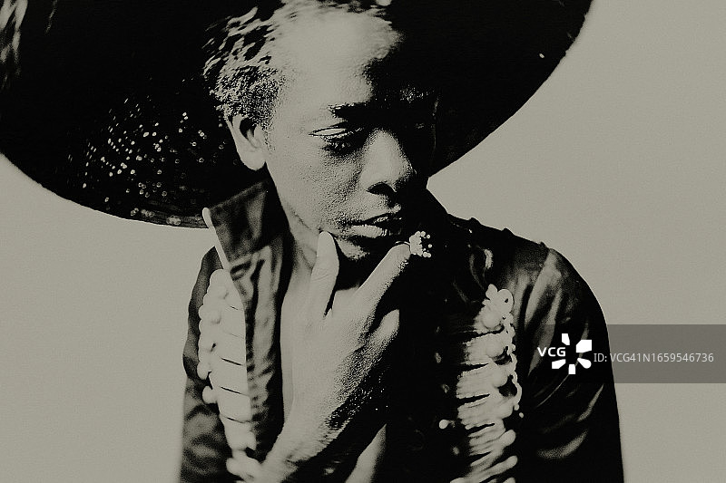 沉思的年轻黑人男子图片素材