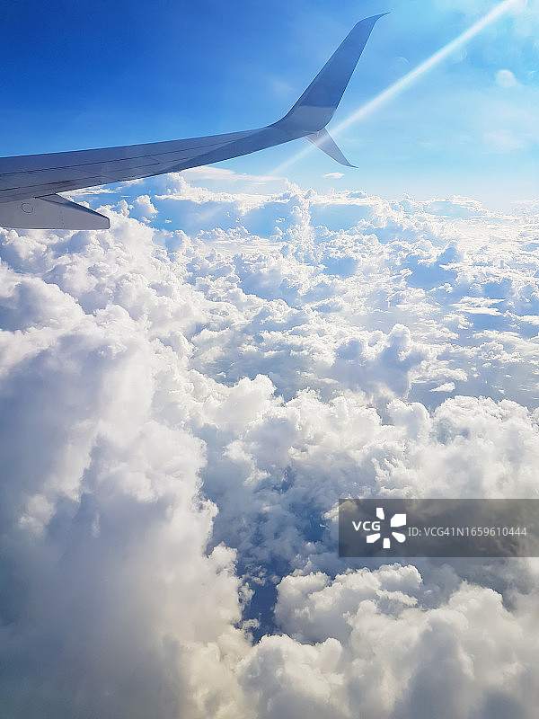 飞机机翼飞越云层图片素材