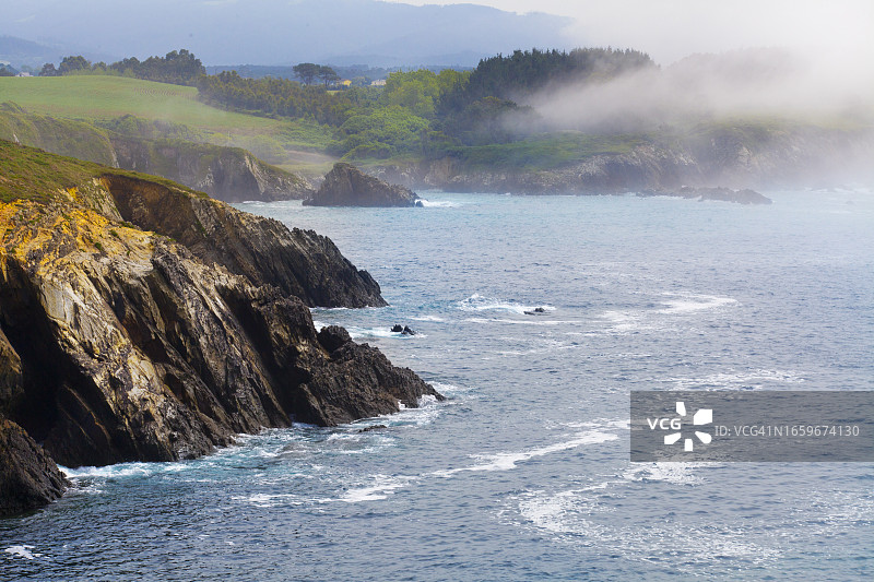 塔皮亚德卡萨列戈，阿斯图里亚斯海景，岩石海岸线，西班牙图片素材