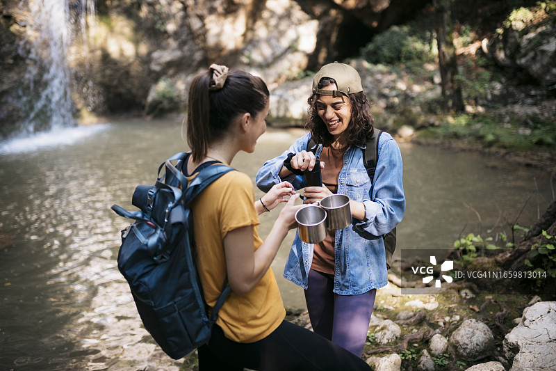 两名徒步的女人在野外休息时喝咖啡图片素材