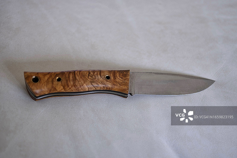 皮革沙发上的美工刀特写图片素材