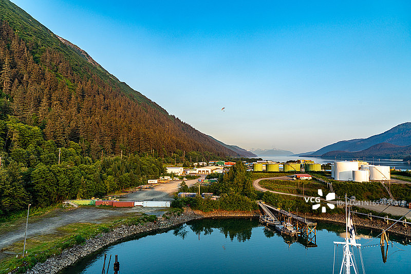美国阿拉斯加朱诺游轮码头和石油海运码头景观图片素材