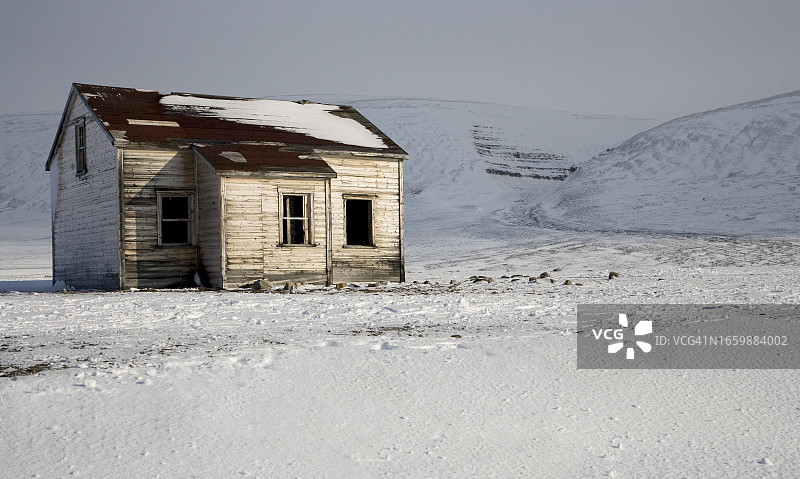 极地景观中的一栋腐烂的旧建筑图片素材