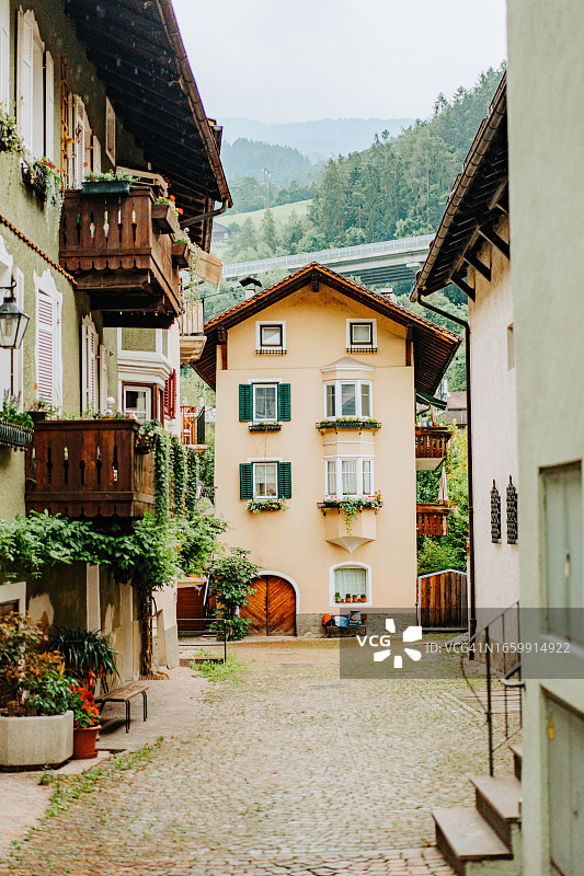 意大利南蒂罗尔州克劳森古镇的狭窄街道图片素材