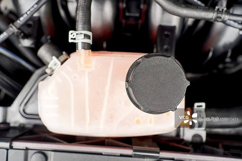 汽车发动机舱内的制动液储液罐图片素材