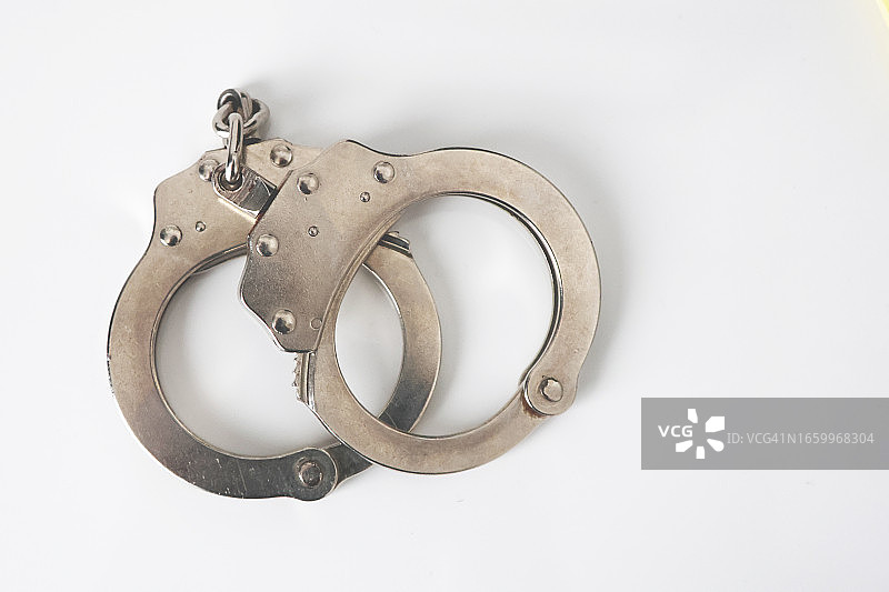 白色背景上的手铐图片素材